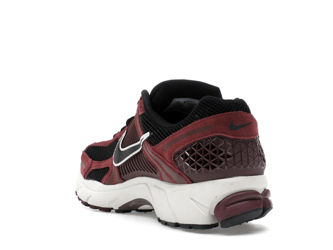 Vue 25 de Nike Zoom Vomero 5 Dark Team Red