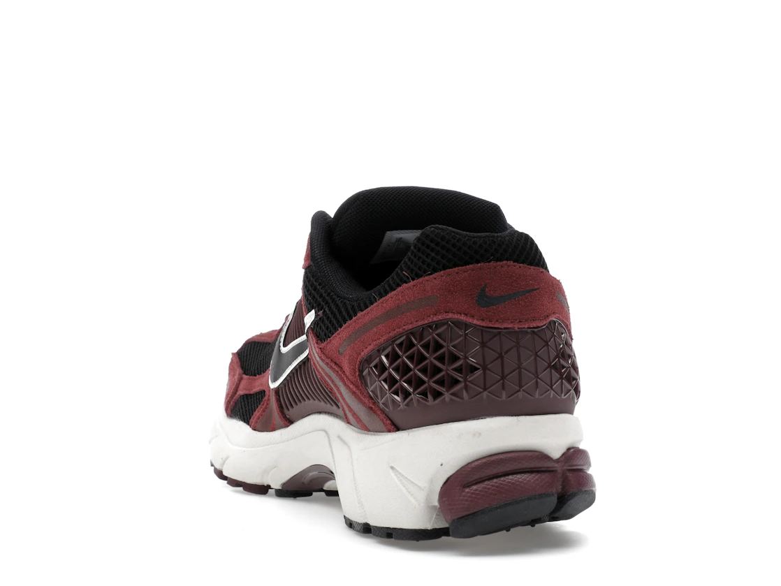 Vue 26 de Nike Zoom Vomero 5 Dark Team Red