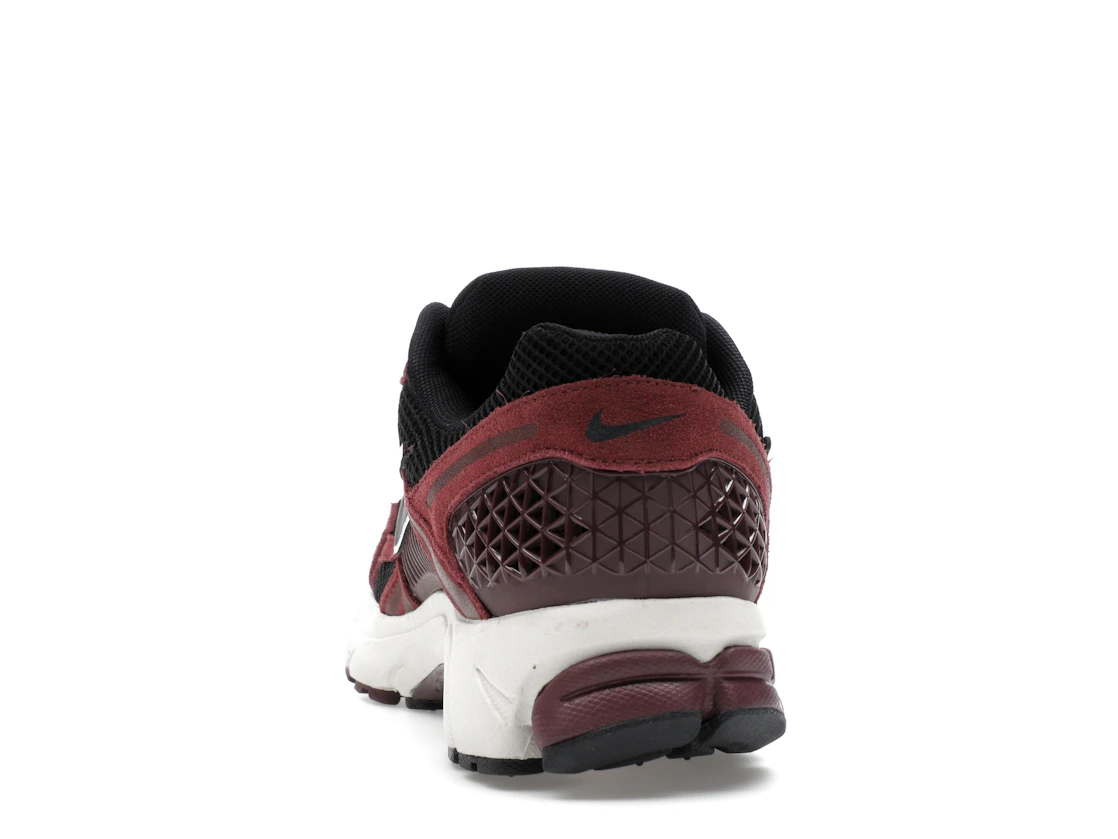 Vue 27 de Nike Zoom Vomero 5 Dark Team Red