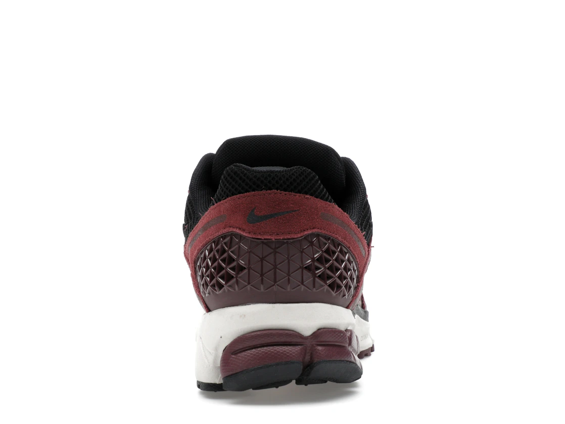 Vue 28 de Nike Zoom Vomero 5 Dark Team Red