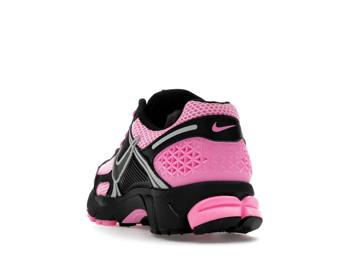Vue 26 de Nike Zoom Vomero 5 Pink Spell Black 