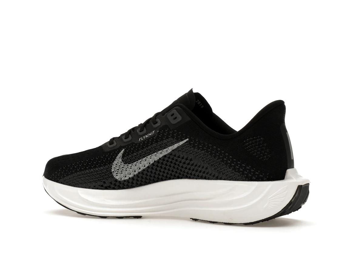 Vue 22 de Nike ZoomX Pegasus Plus Black Pure Platinum
