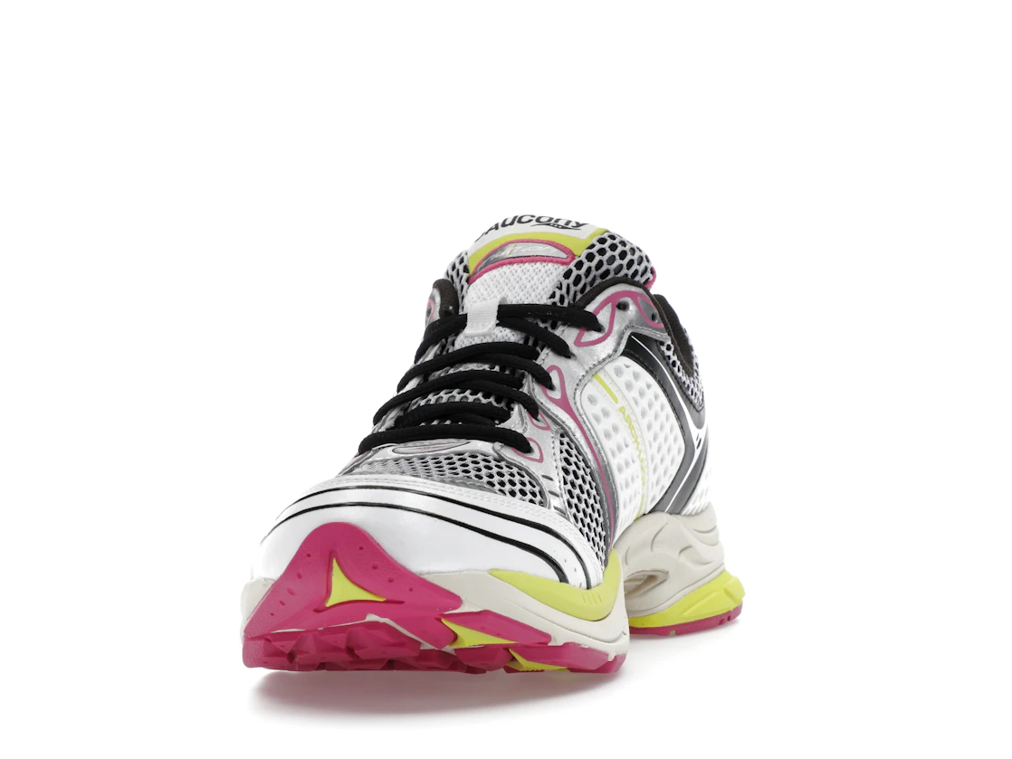 Vue 12 de Saucony ProGrid Triumph 4 White Fluo Pink