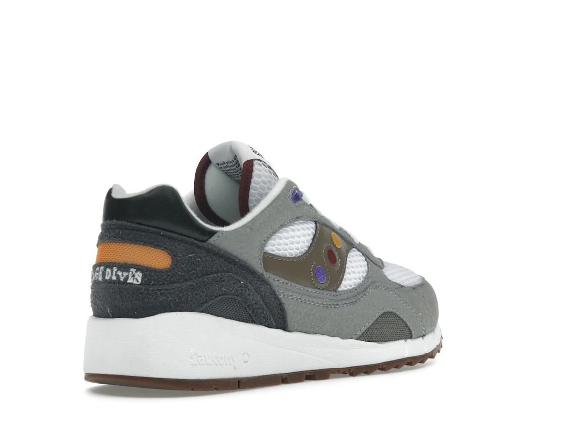 Vue 32 de Saucony Shadow 6000 Saucony & Friends Pack Hardcore Punk Scene