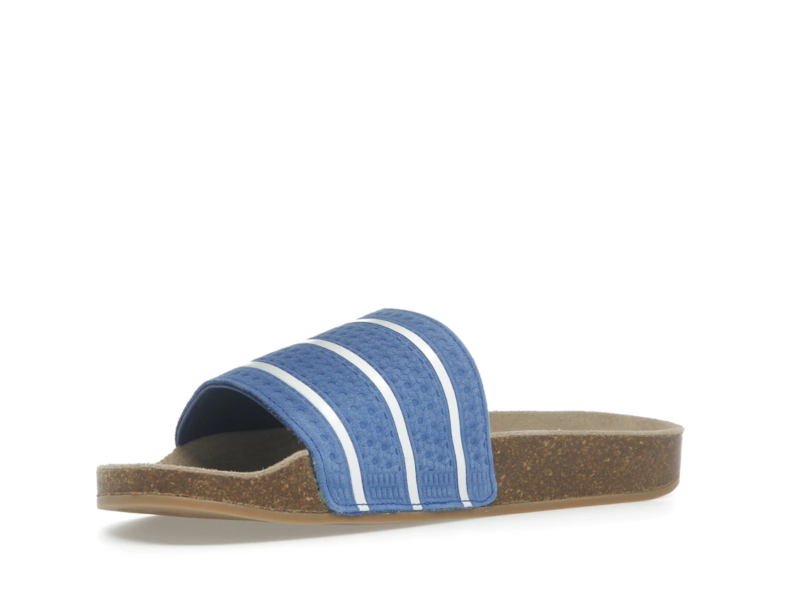 Vue 15 de adidas Adilette Slides Royal Blue Core White Gum
