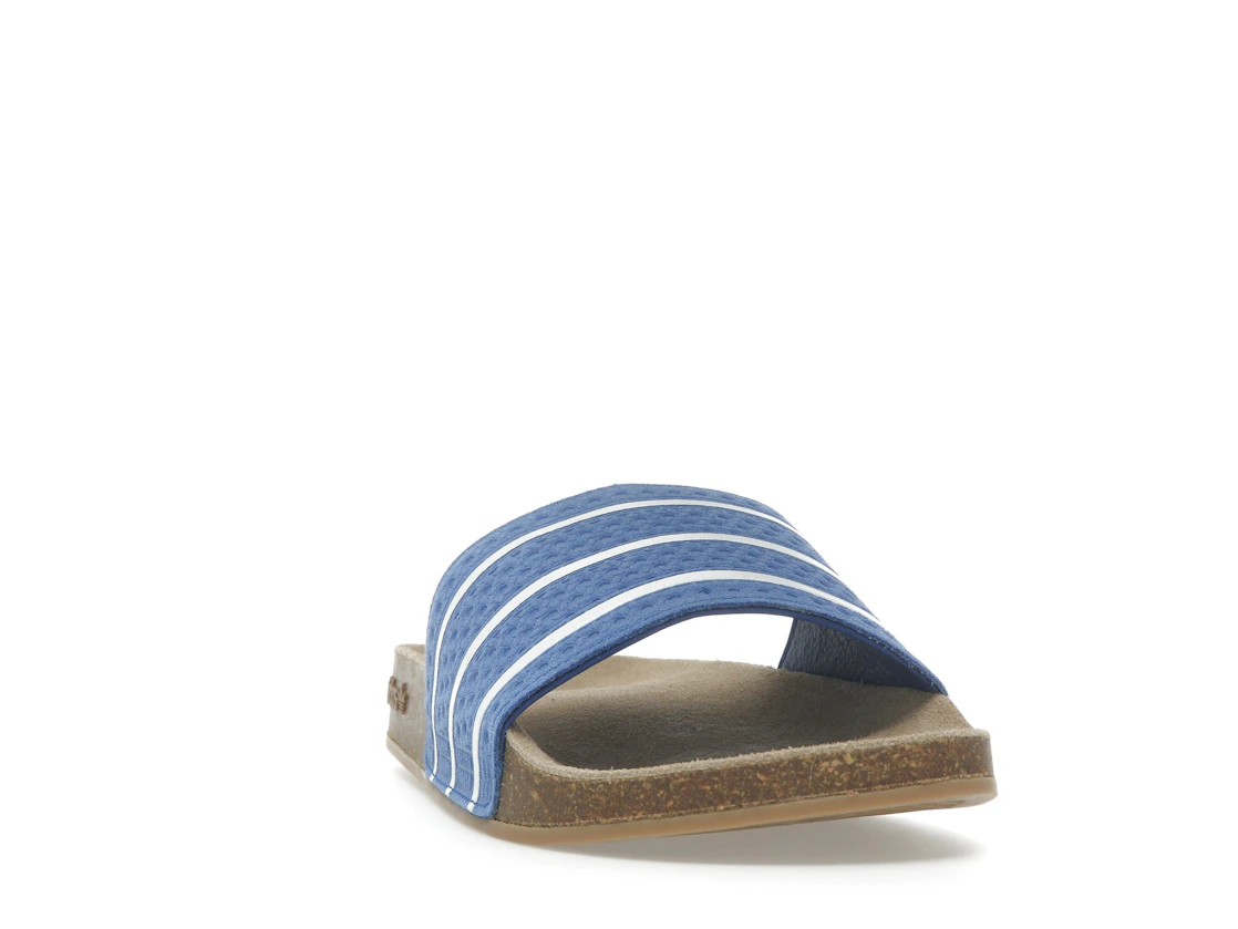 Vue 8 de adidas Adilette Slides Royal Blue Core White Gum