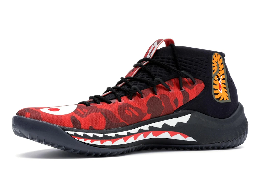 Vue 17 de adidas Dame 4 A Bathing Ape Red