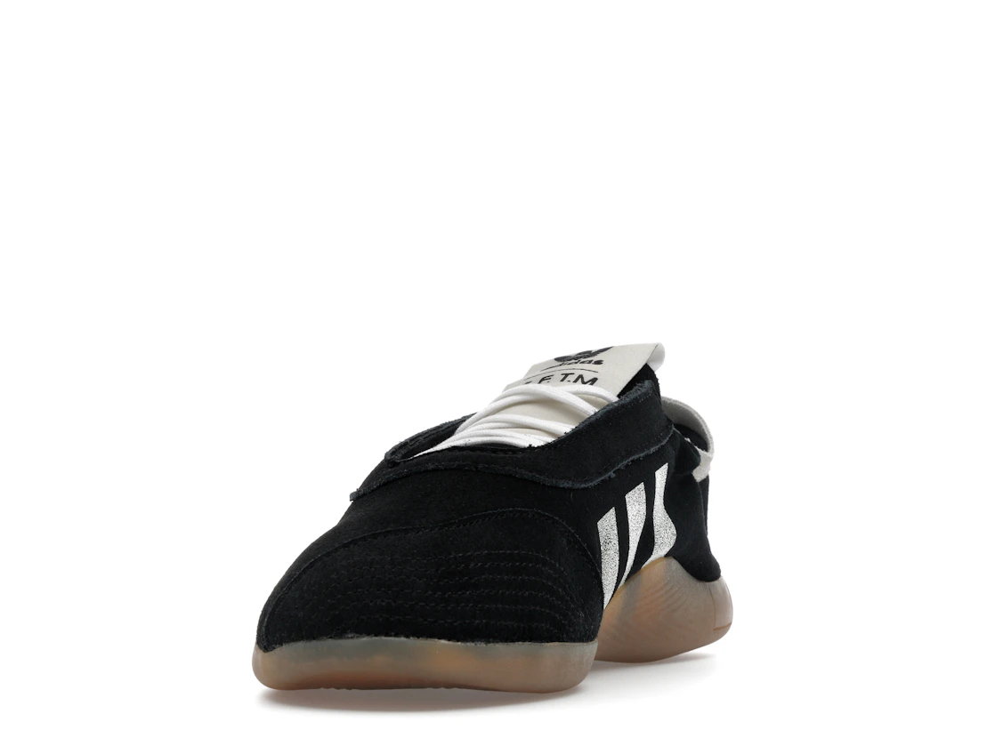 Vue 12 de adidas Taekwondo Mei Song for the Mute Black White 